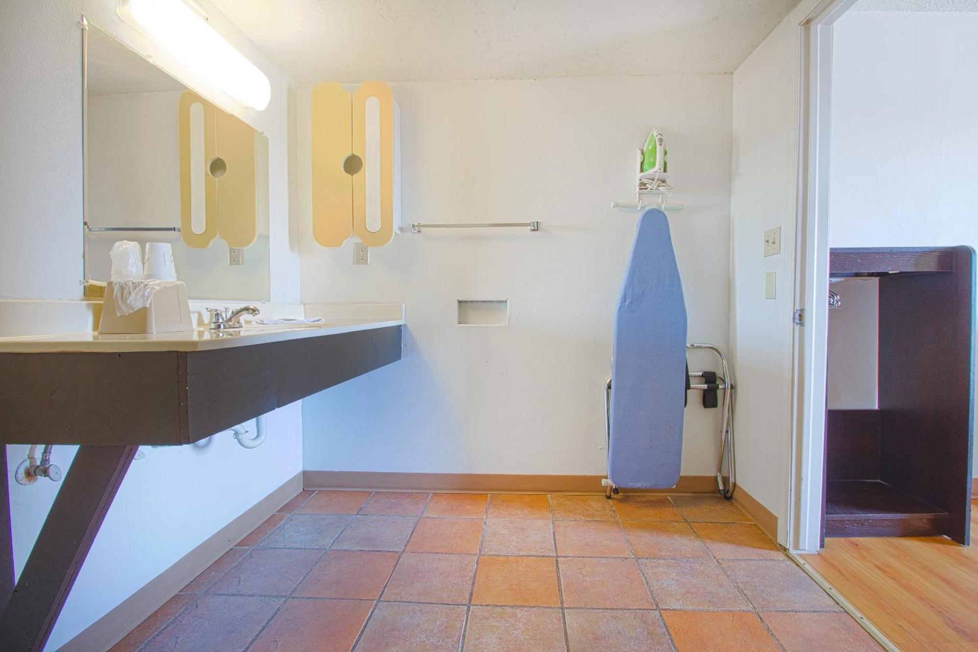 Studio Inn Extended Stay Oklahoma City Airport By Oyo Екстериор снимка